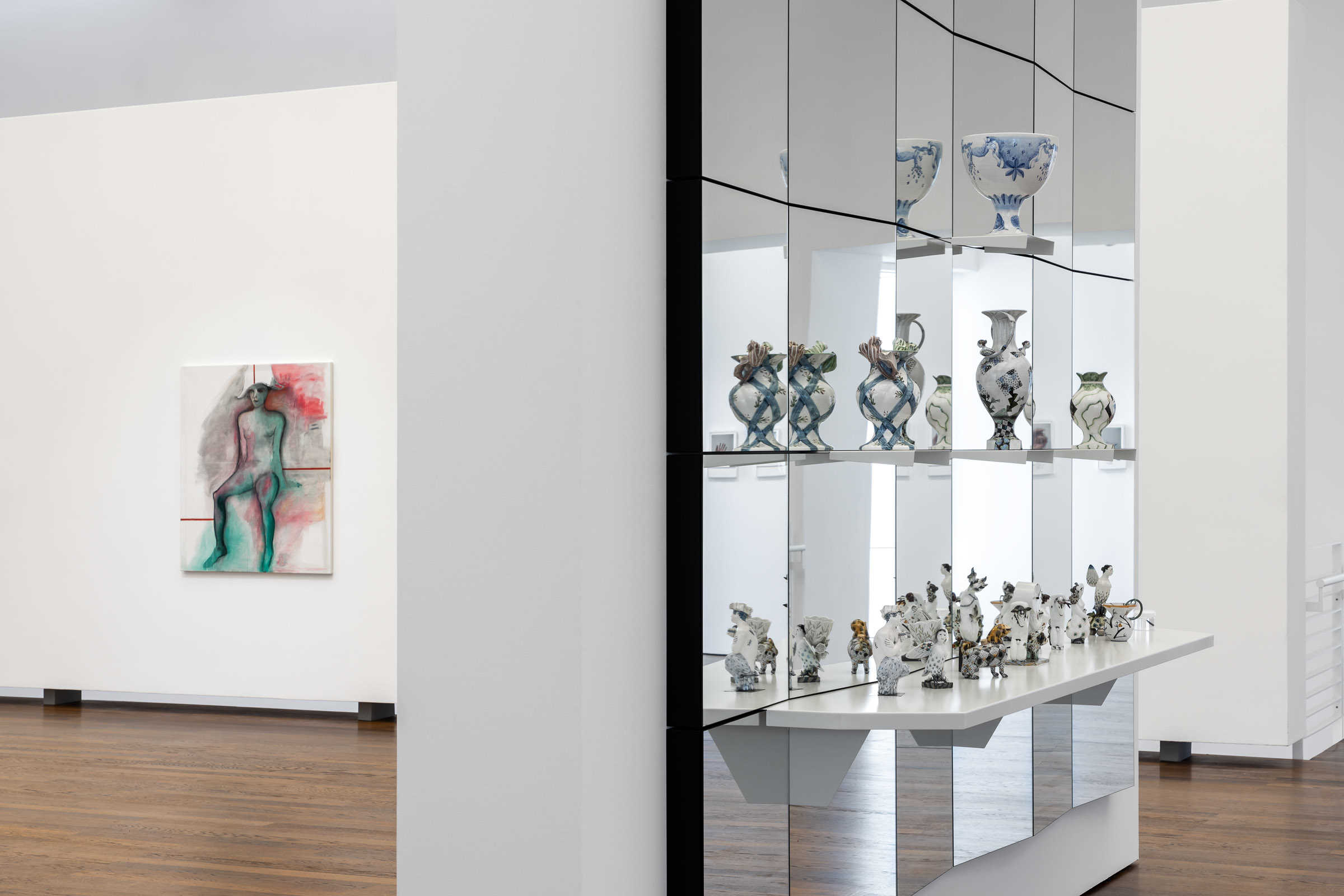 Leda Bourgogne, Eccomi, 2018. Privatsammlung © Leda Bourgogne; Heidi Manthey, Verschiedene Porzellan- und Fayence-Objekte, 1966–2001. Heidi Manthey, Privatbesitz; Foto: Nikolay Kazakov DER KÖNIG IST TOT, LANG LEBE DIE KÖNIGIN Museum Frieder Burda Baden Baden