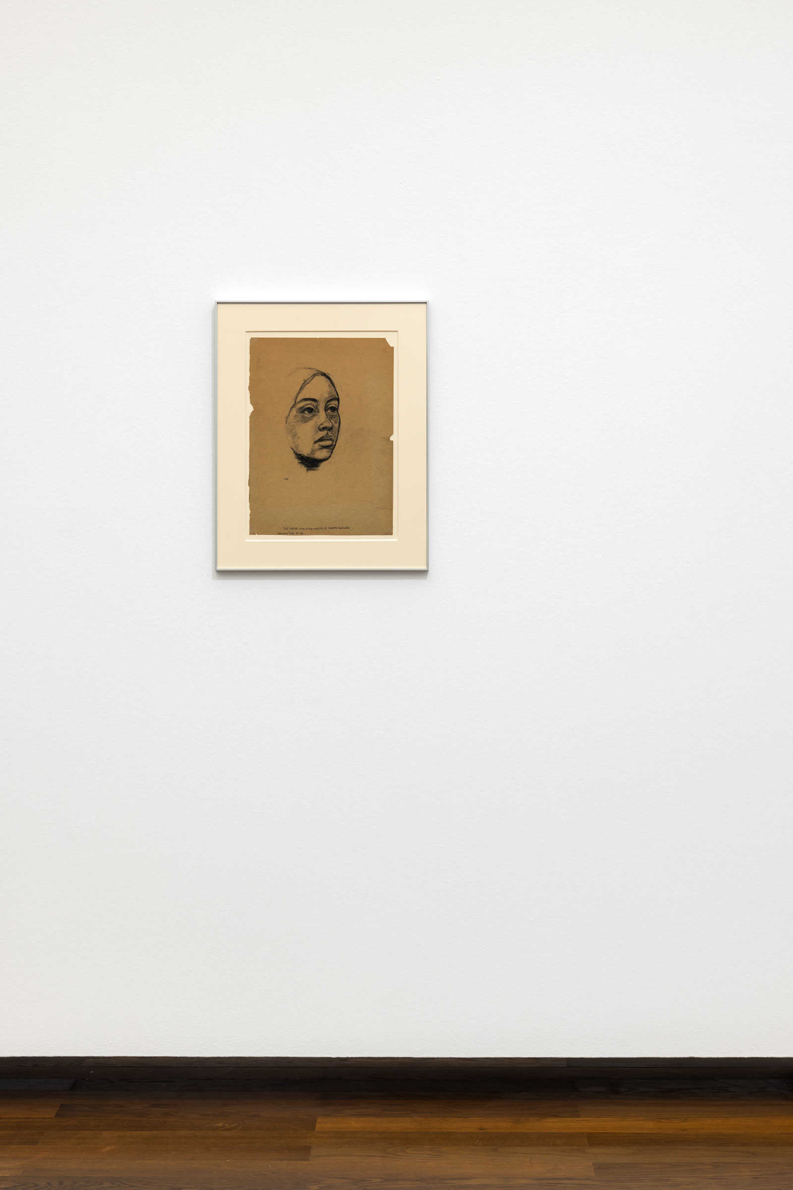 Adrian Piper, Self-Portrait in the Manner of Käthe Kollwitz, 1966. Kohlezeichnung auf Zeitungspapier, 46 x 33 cm, Collection of the Adrian Piper Research Archive (APRA) Foundation Berlin © APRA Foundation Berlin 2023; Foto: Nikolay Kazakov DER KÖNIG IST TOT, LANG LEBE DIE KÖNIGIN Museum Frieder Burda Baden Baden