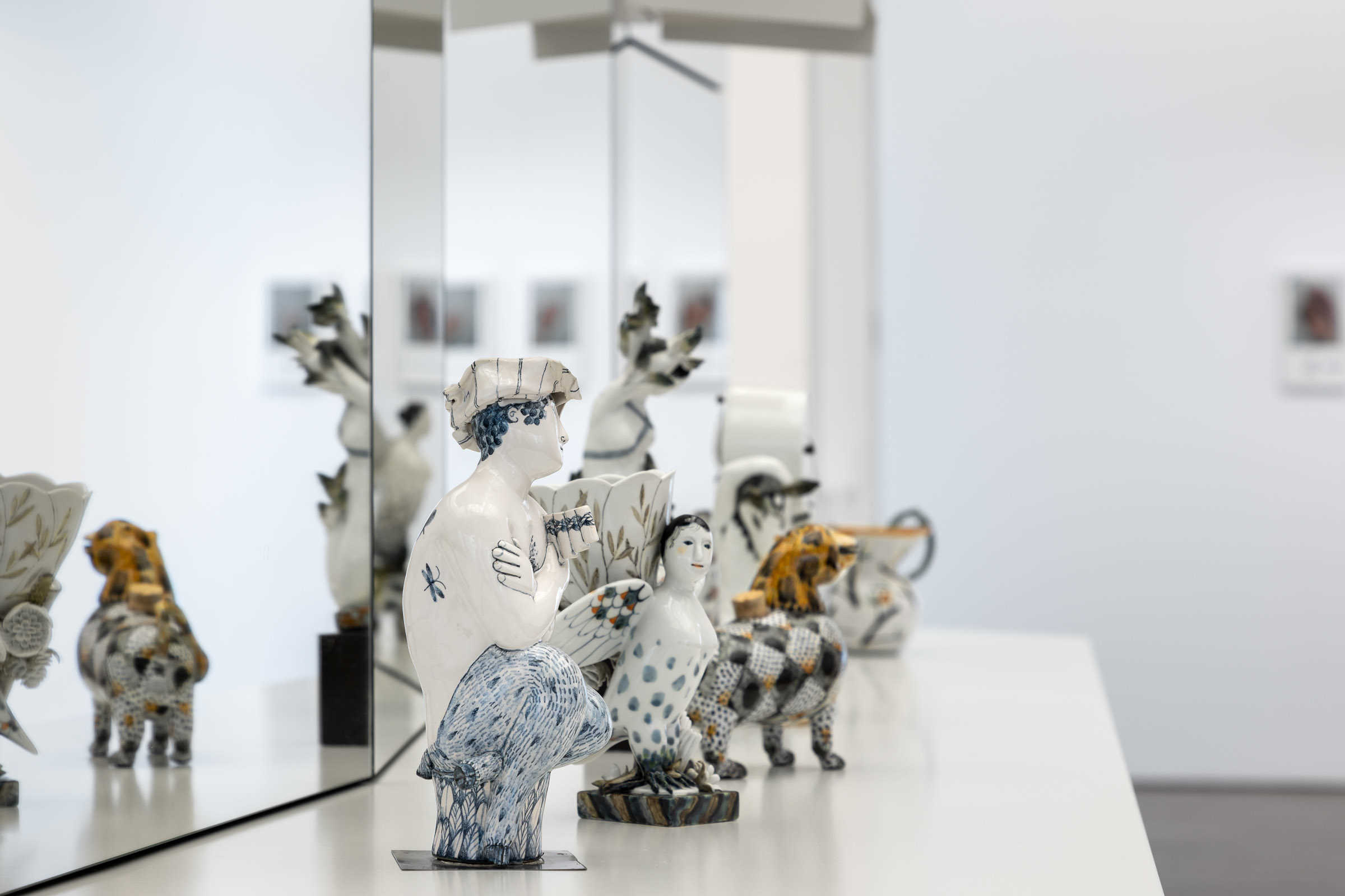 Heidi Manthey, Verschiedene Porzellan- und Fayence-Objekte (Detail), 1966–2001. Heidi Manthey, Privatbesitz; Foto: Nikolay Kazakov DER KÖNIG IST TOT, LANG LEBE DIE KÖNIGIN Museum Frieder Burda Baden Baden