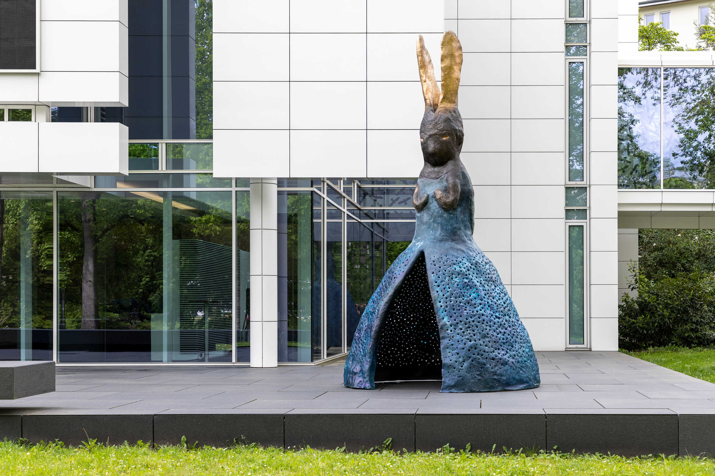 Leiko Ikemura, Usagi Greeting, 2021. Museum Frieder Burda, Baden-Baden © Leiko Ikemura und VG Bild-Kunst, Bonn 2023; Foto: Nikolay Kazakov DER KÖNIG IST TOT, LANG LEBE DIE KÖNIGIN Museum Frieder Burda Baden Baden