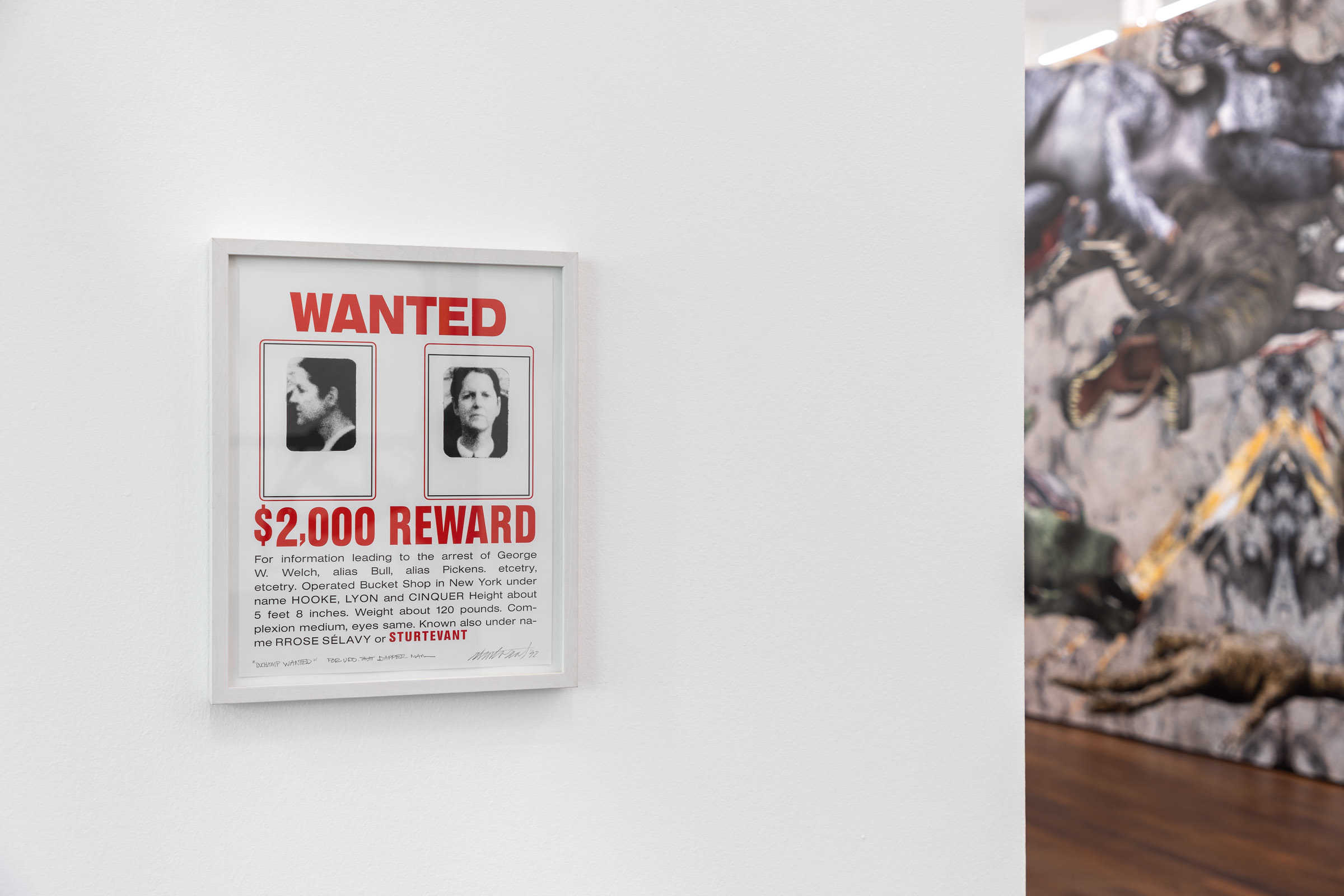 Sturtevant, Duchamp Wanted, corrected ready-made, 1991. Privatbesitz © Estate Sturtevant; Kerstin Brätsch, Towards an alphabet_Dino runes (Baden-Baden Version) A–K (Detail), 2023. Museum Frieder Burda © Kerstin Brätsch; Foto: Nikolay Kazakov DER KÖNIG IST TOT, LANG LEBE DIE KÖNIGIN Museum Frieder Burda Baden Baden