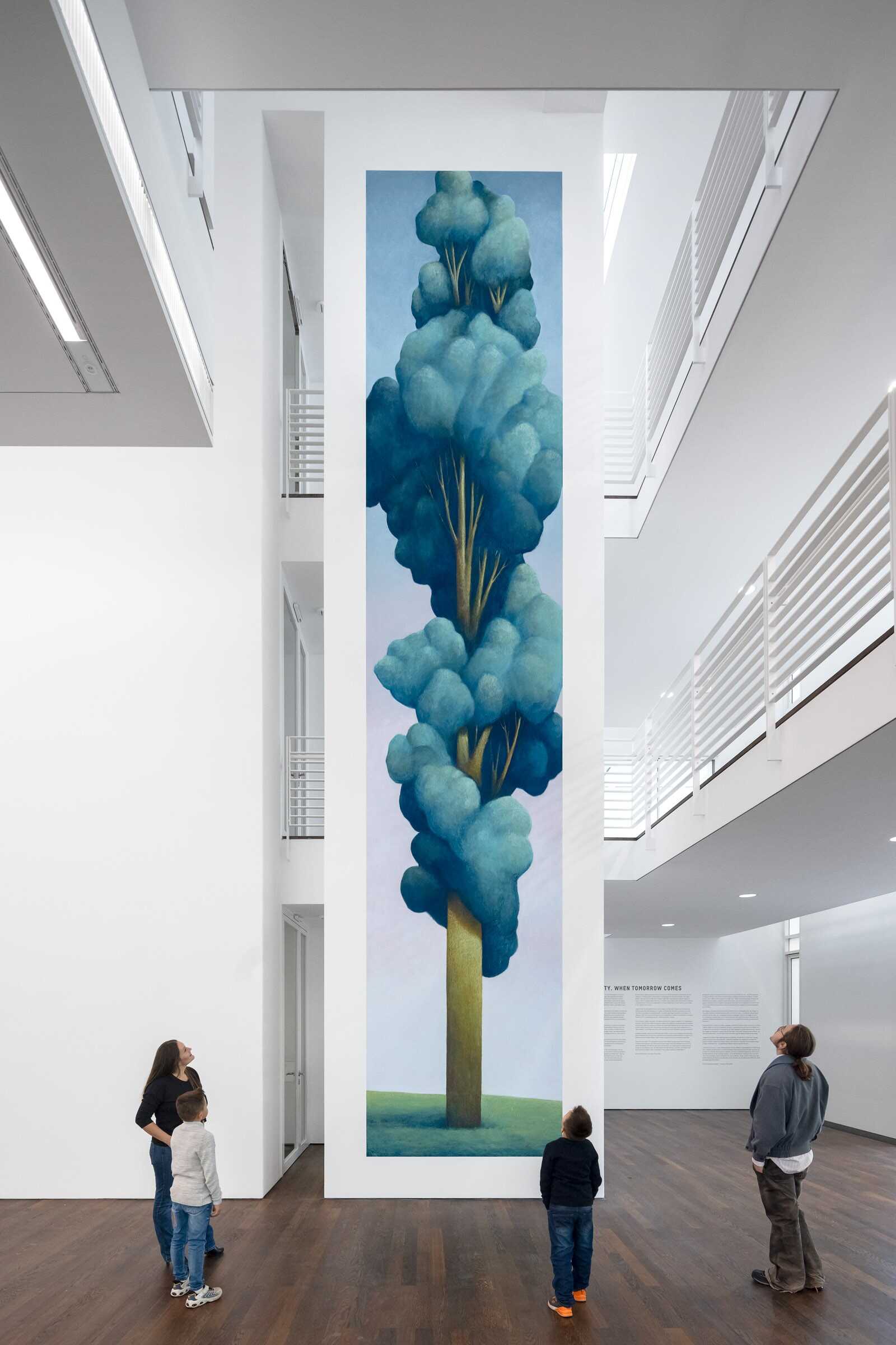 Nicolas Party, Tree, 2023. Softpastellkreide auf Wand, 952,5 x 190 cm, Museum Frieder Burda © Nicolas Party; Foto: Nikolay Kazakov NICOLAS PARTY Museum Frieder Burda Baden Baden