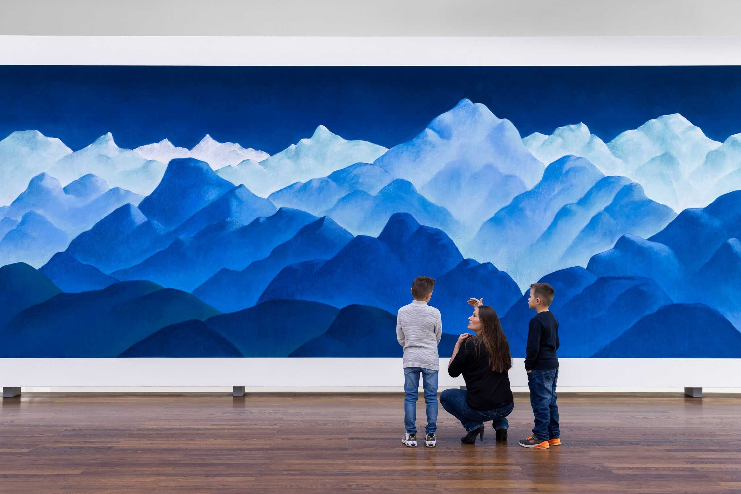 Nicolas Party, Mountains, 2023. Softpastellkreide auf Wand, 302,5 x 1713,4 cm, Museum Frieder Burda © Nicolas Party; Foto: Nikolay Kazakov NICOLAS PARTY Museum Frieder Burda Baden Baden